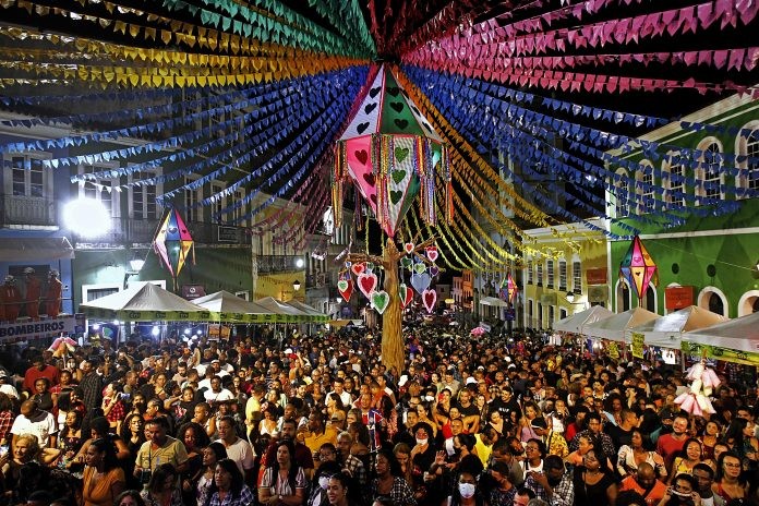 Banda Cangaia e grupo Cabruêra proporcionam um verdadeiro espetáculo na Praça Tereza Batista