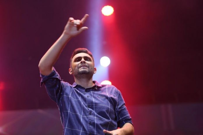 Mano Walter encerra primeiro final de semana de apresentações no Parque de Exposições