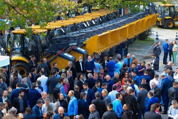 Governo do Estado entrega máquinas agrícolas a 99 municípios de Santa Catarina