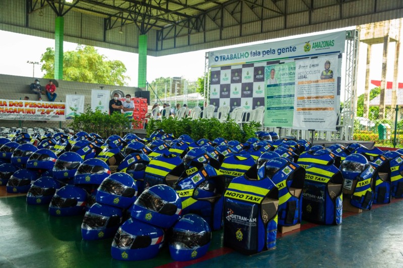 Governo inicia entregas de capacetes e coletes para mototaxistas de Coari