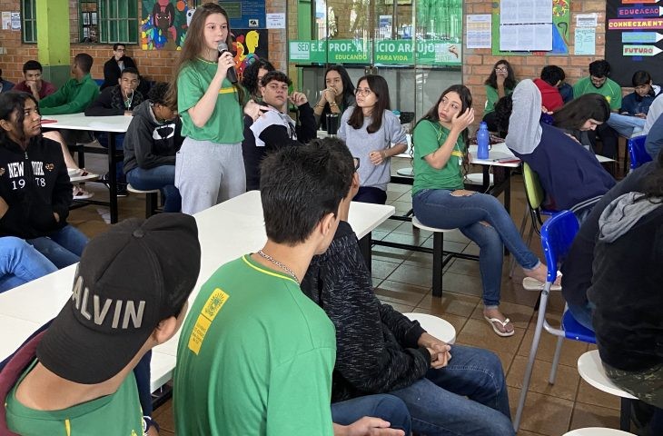 Roda de conversa debate “Combate às Fake News Relacionadas à COVID-19” na EE Professor Alício Araújo