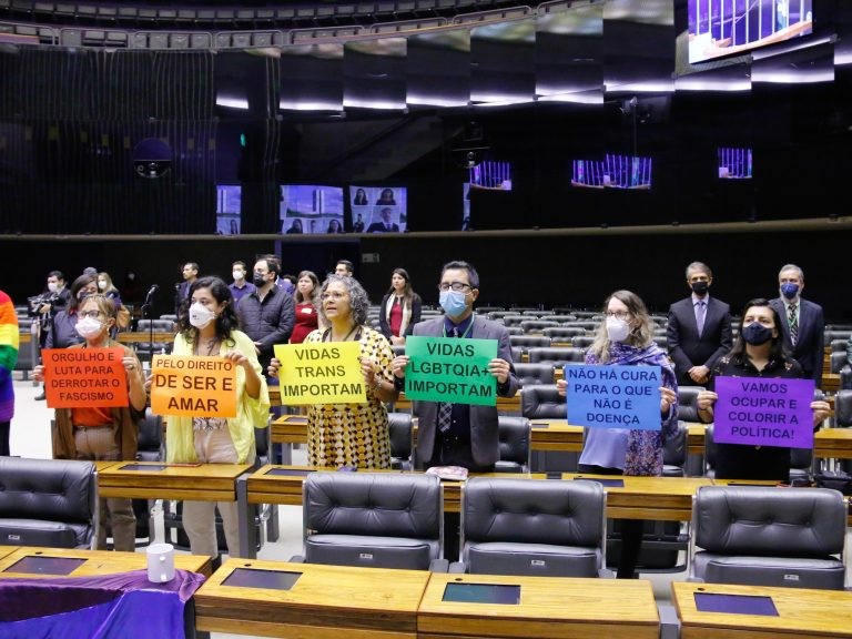 Participantes de homenagem ao Dia do Orgulho LGBTQIA+ cobram do Congresso garantia de direitos