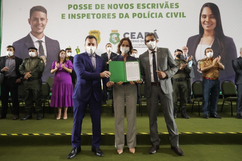 Em cerimônia marcada por muita emoção, governadora Izolda Cela dá posse a 490 novos policiais civis
