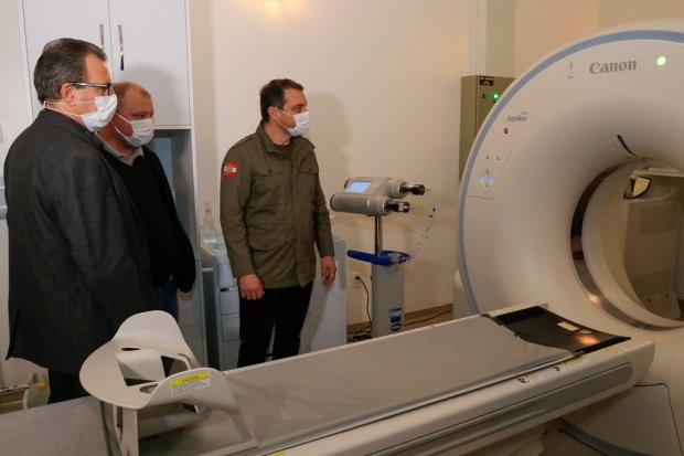 Em Rio Negrinho, governador visita hospital e anuncia investimentos 