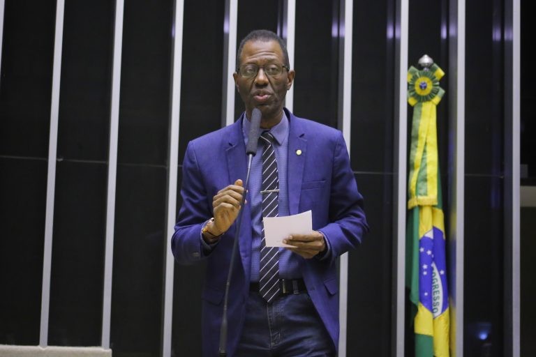 Comissão aprova projeto que torna obrigatório cardápio em Libras em restaurantes e bares