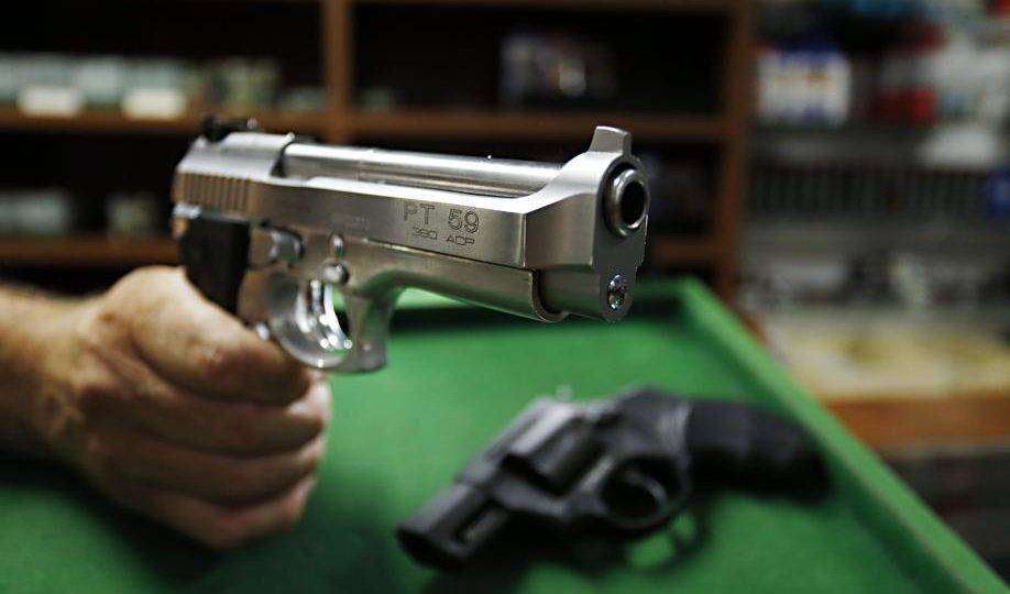 Legislação aprovada por Bolsonaro facilita acesso a armas e fortalece milícia e tráfico. 