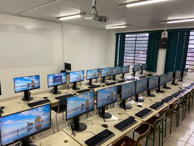 Investimento de R$ 9,18 milhões garante a entrega de mais 2.096 computadores para escolas estaduais de SC 