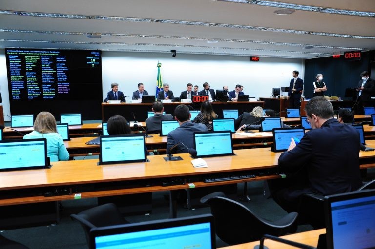 Parlamentares criticam emendas de relator