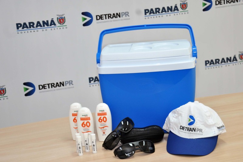 Detran-PR entrega kits de proteção solar a servidores que trabalham ao ar livre