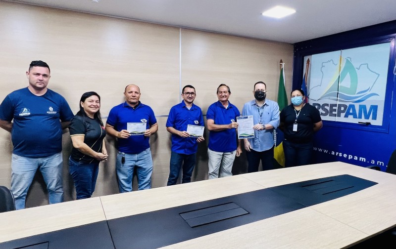 Arsepam entrega certificados de autorização para a empresa de ônibus TransCastanho