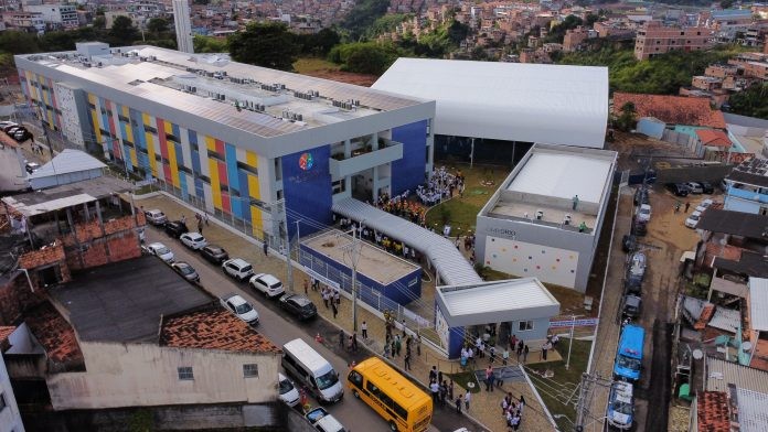 Colégio de tempo integral é inaugurado pelo Governo do Estado no bairro Vila Canária, em Salvador; investimento é de R$ 22,5 milhões