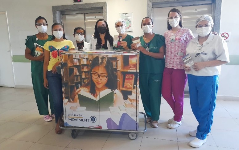HRC implementa biblioteca itinerante para colaboradores e pacientes