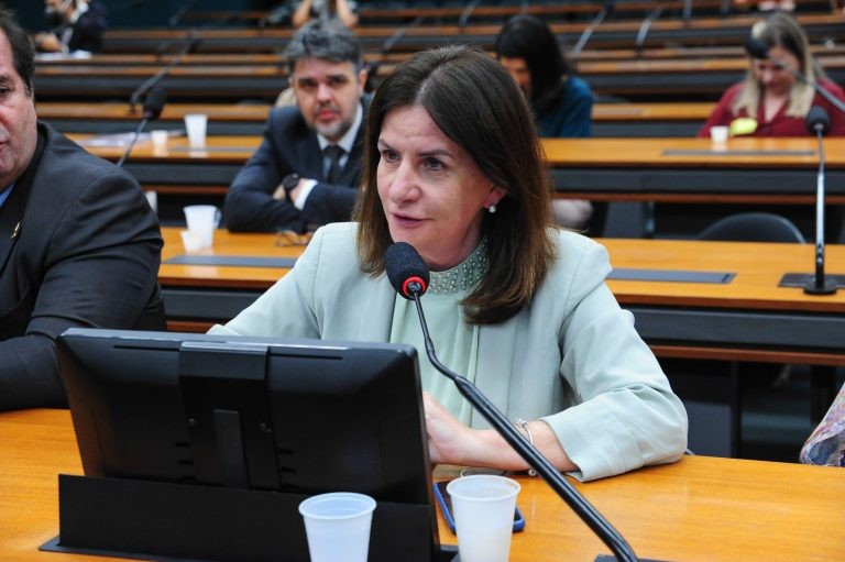 Comissão aprova incentivos para enfermeiros e fisioterapeutas atuarem em UTI