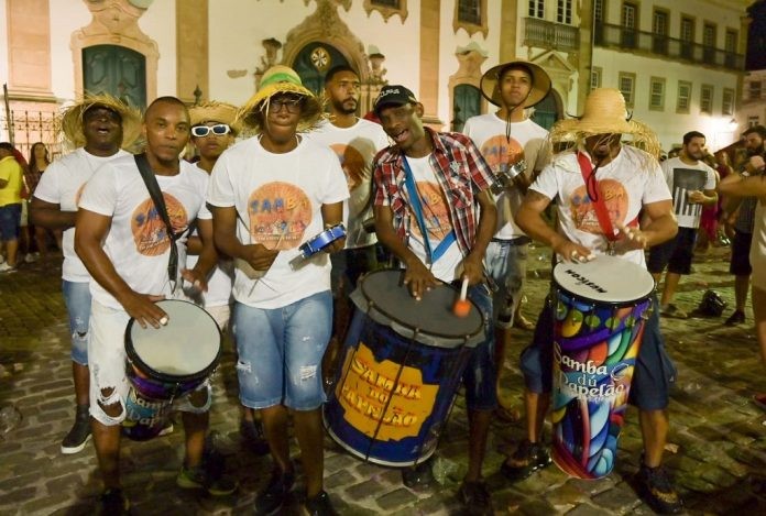 Grupos de samba junino tocam pelas ruas do Pelourinho