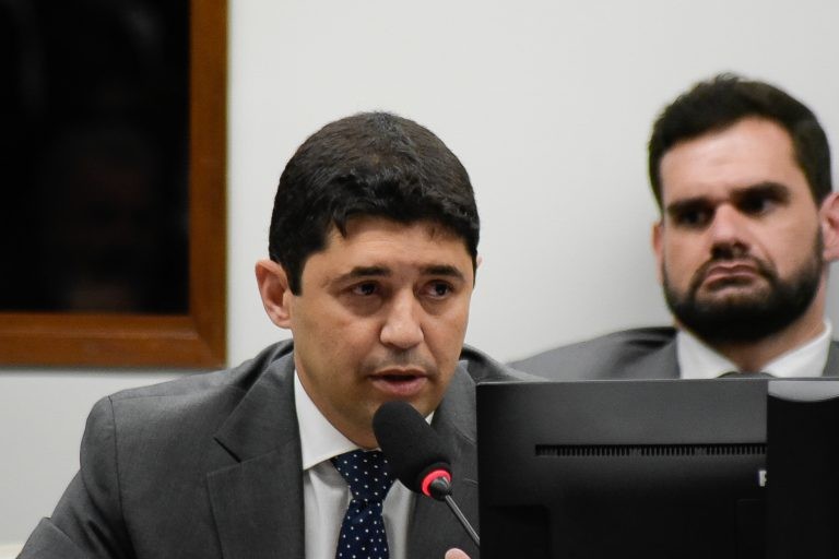 Ministros negam que haja corrupção no MEC e ouvem cobranças dos deputados