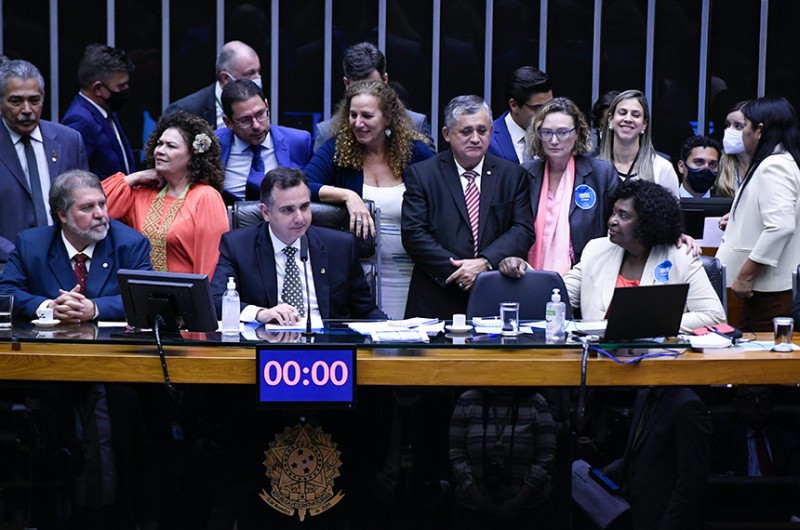 Vetos: Congresso vota a favor de artistas, indígenas, mulheres e parceiros do SUS