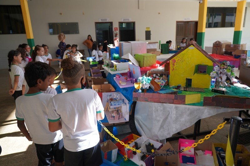 Professora cria vila de casas com materiais recicláveis para aprendizado do inglês