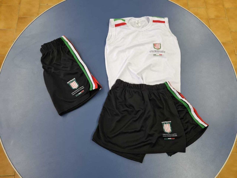 Kits uniformes estão sendo entregues para os alunos municipais