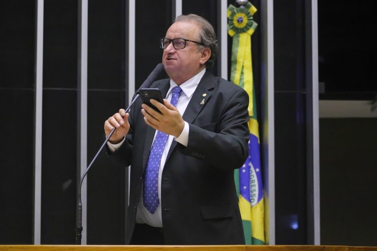 Comissão aprova projeto que permite abater do IR gastos com remédios para quem ganha até R$ 3,6 mil