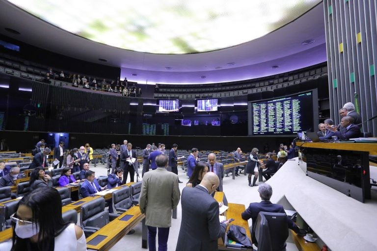 Câmara pode votar PECs do estado de emergência e do piso da enfermagem nesta terça-feira