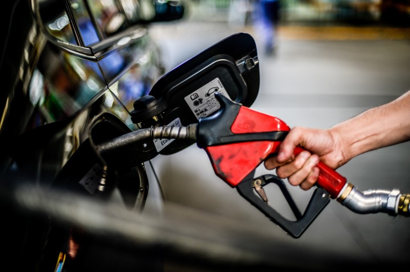 Preço médio da gasolina cai R$ 0,90 no país em três semanas