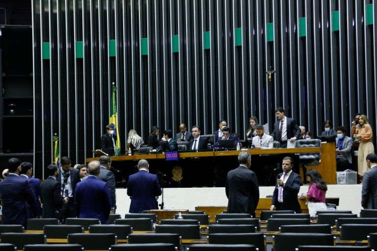 Sessão de hoje do Congresso será suspensa e retomada nesta terça-feira