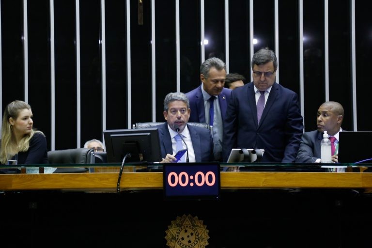Lira suspende votações desta terça-feira diante de instabilidade técnica