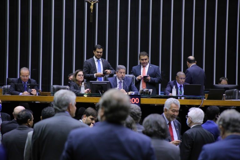Plenário retoma sessão para votar PEC do Estado de Emergência; acompanhe