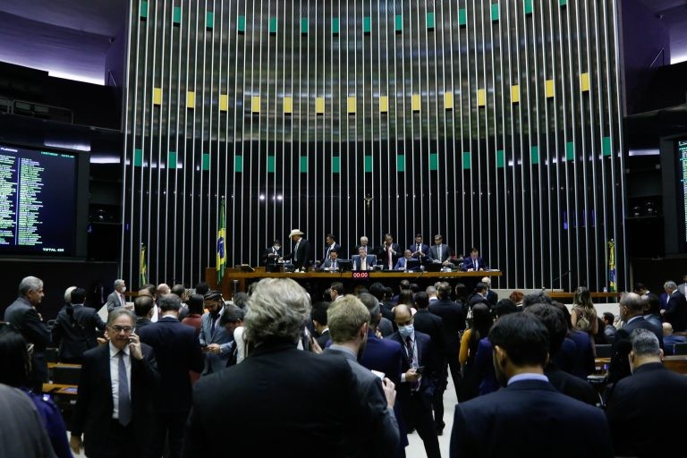 Câmara conclui votação da PEC do Estado de Emergência em 2° turno; acompanhe