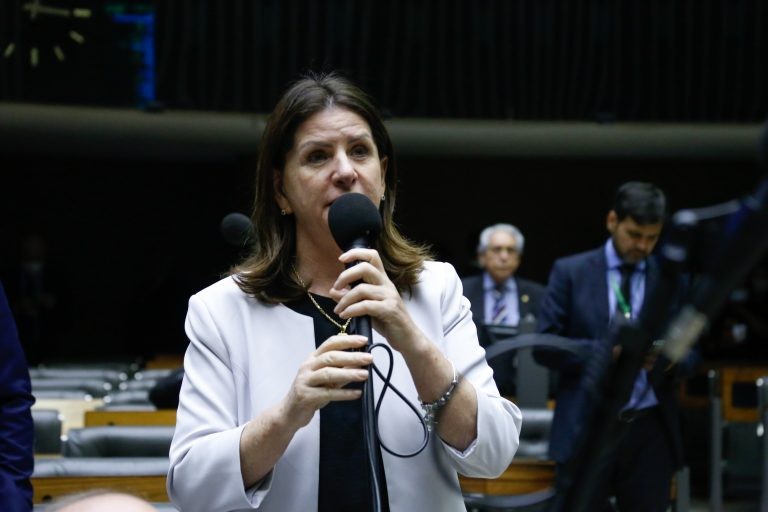 Câmara aprova PEC do piso salarial da enfermagem em 2º turno