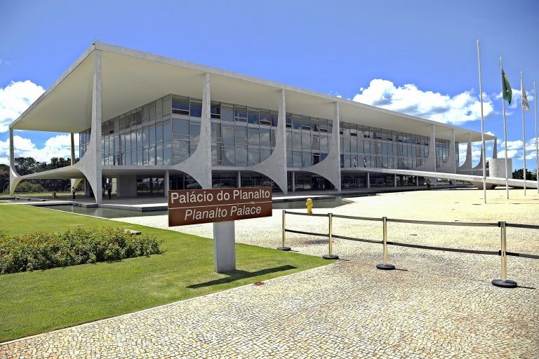 Projeto prevê exercício do cargo por presidente da República em missão ao exterior