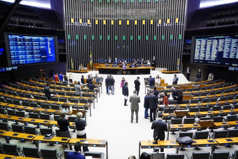 Congresso promulga às 18h emendas do estado de emergência e do piso da enfermagem