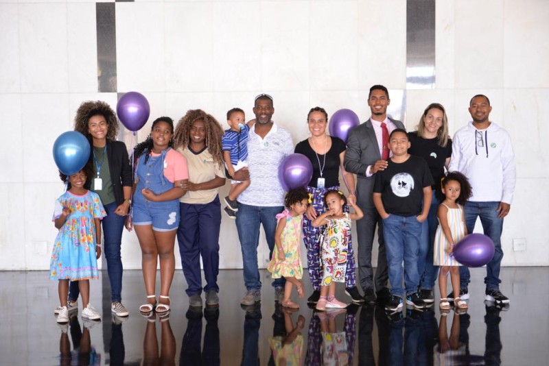 Após racismo contra filha de colaboradora, Senado promove sessão de fotos com crianças