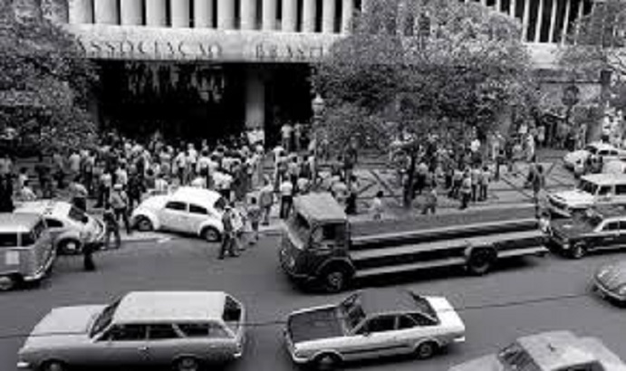 19 de agosto de 1976: Bombas atingem a sociedade Civil. 