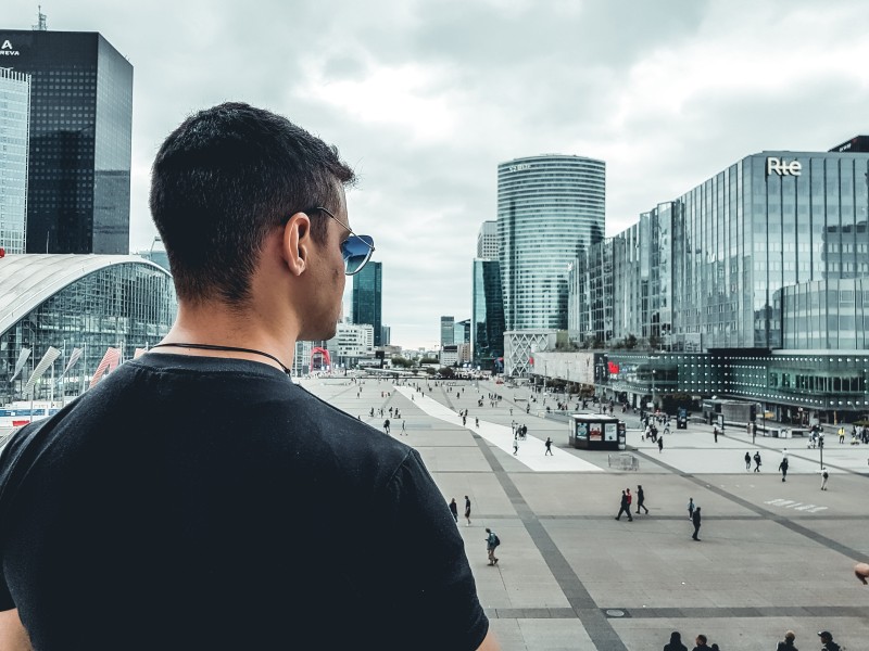 Oportunidades para moradia no exterior surgem como alternativa para brasileiros