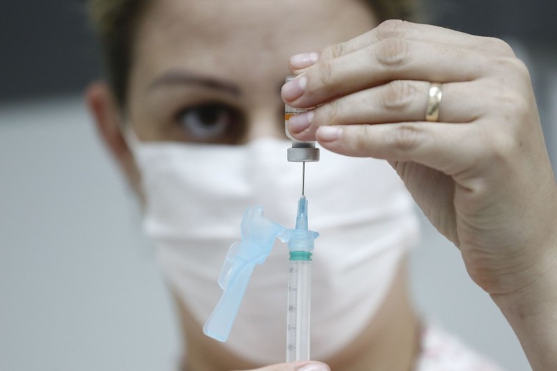 Postos de vacinação ficarão abertos até 21h em ação de saúde neste sábado