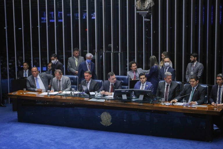 Emenda ampliou Auxílio Brasil e criou auxílio a caminhoneiros; veja outras aprovações na área econômica