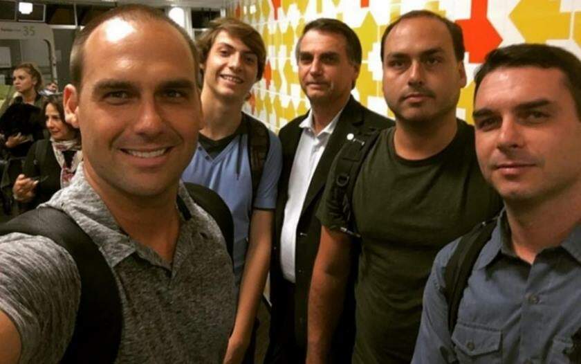 Abraji: Com rede de atores políticos e influenciadores, clã Bolsonaro atacou imprensa 801 vezes no Twitter. 