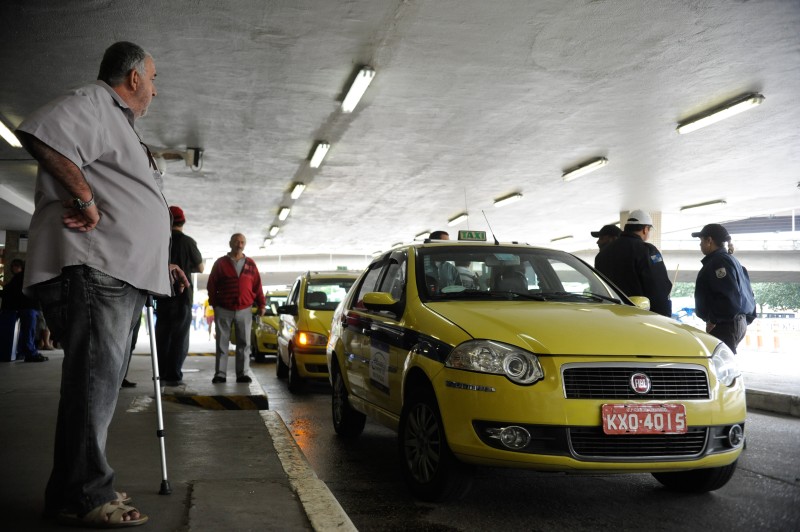 Auxílio para taxistas e caminhoneiros começa a ser pago em agosto