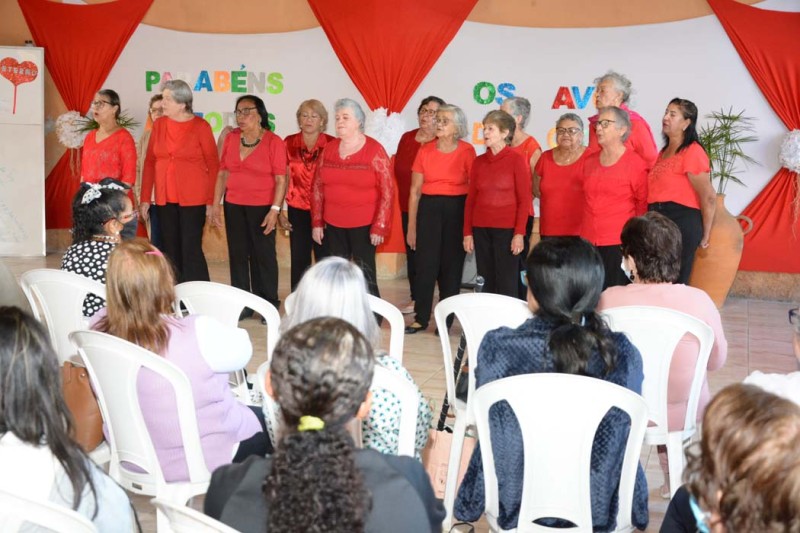 Centro de Convivência do Idoso comemora o Dia dos Avós com apresentações artísticas e serviços de beleza
