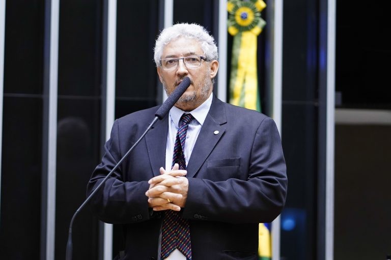 Câmara aprova punição para golpes cometidos por meio de redes sociais; acompanhe