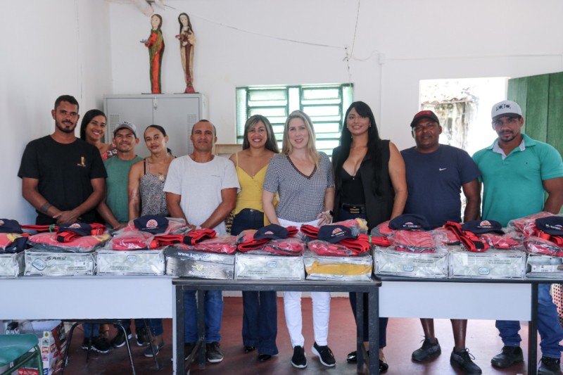Bombeiros Civis de Piaçabuçu recebem novo fardamento