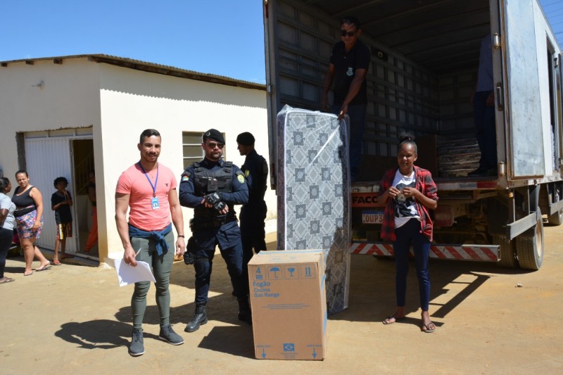 Fogões, botijões e colchões adquiridos com dinheiro de doações chegam a famílias de São João da Vitória e ao povoado de Barreiro