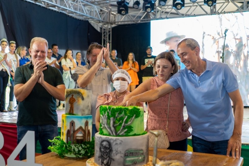 Mais de 10 mil bolos e refrigerantes são distribuídos em comemoração de aniversário de Lucas do Rio Verde