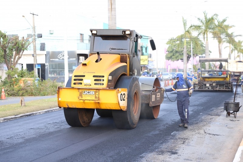 Gestão Municipal avança no revestimento asfáltico nas avenidas Goiás e Mato Grosso