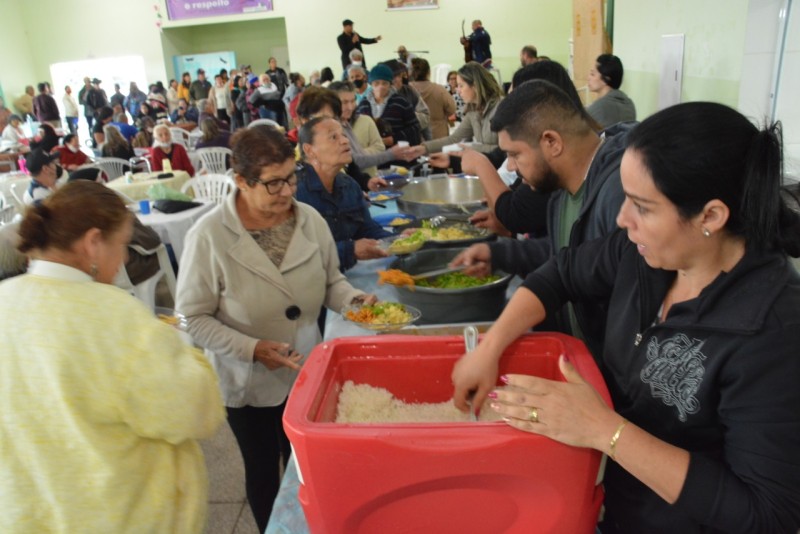 SCFV da Melhor Idade comemora Dia dos Pais com almoço festivo