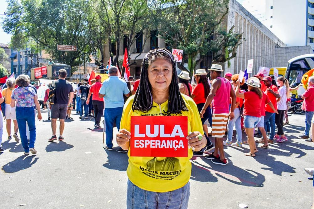 “Com trabalho e comida na mesa, a educação voltará a ser o caminho do povo brasileiro”, diz Marta em ato nacional.