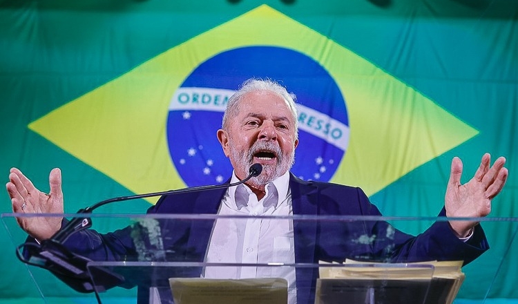 Começa a campanha: em um país destruído, Lula é a esperança do povo.