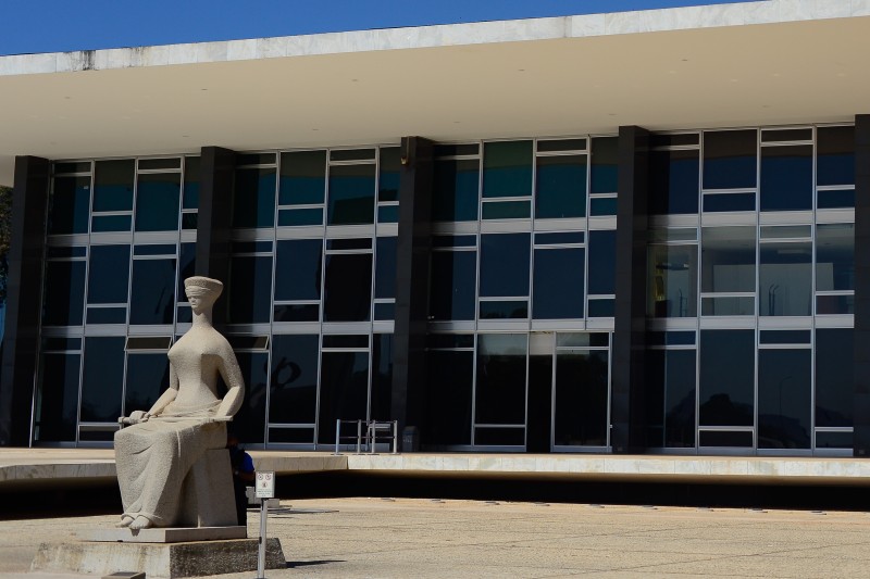 STF mantém compensação a profissional de saúde incapacitado por covid