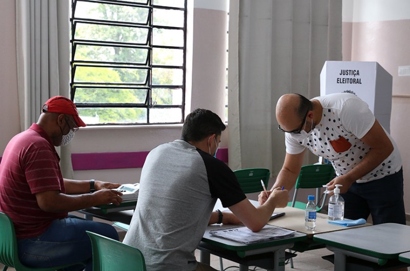 Eleitor deve deixar celular com mesário antes de votar, decide TSE